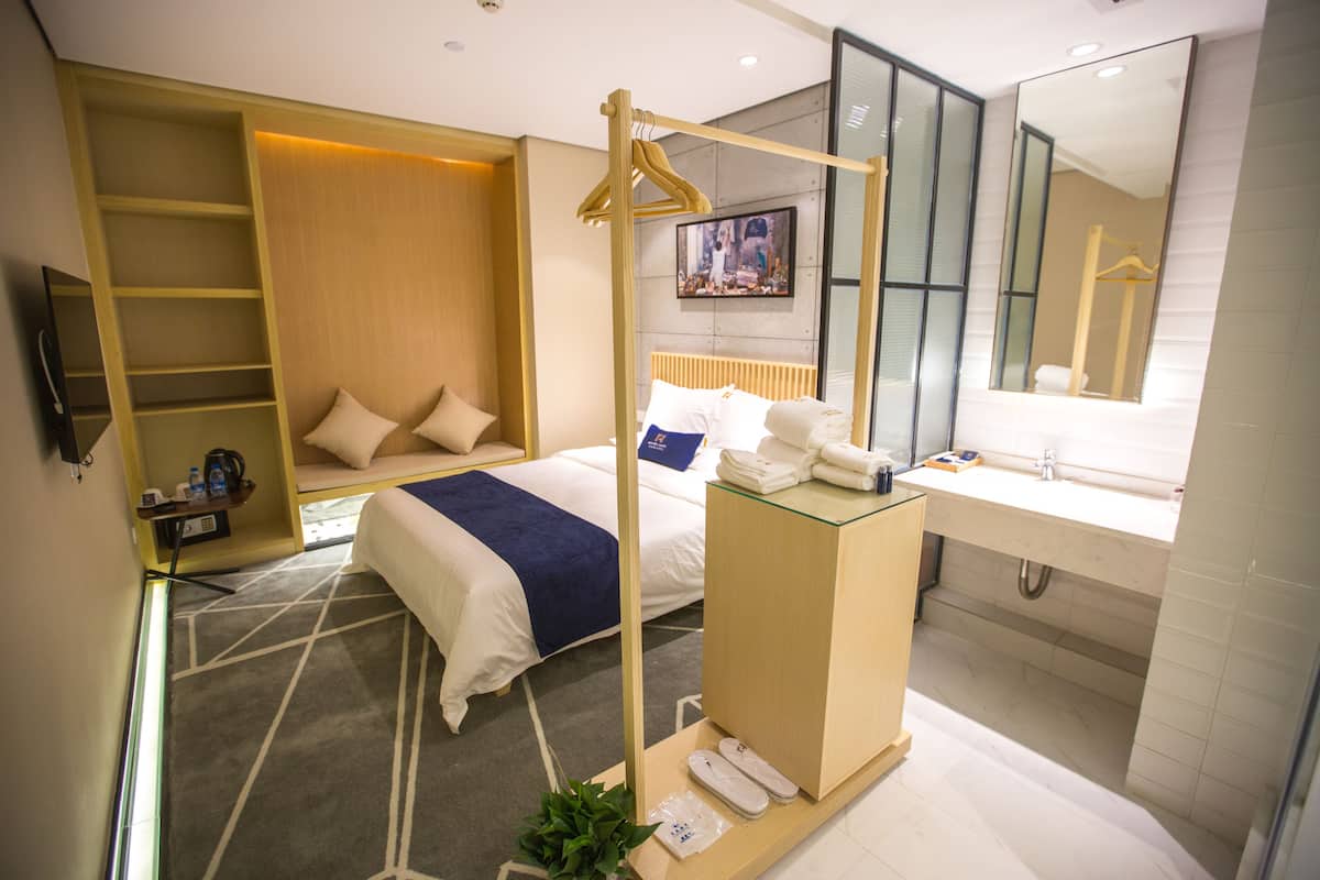 Premium bedding, in-room safe, blackout curtains, soundproofing
