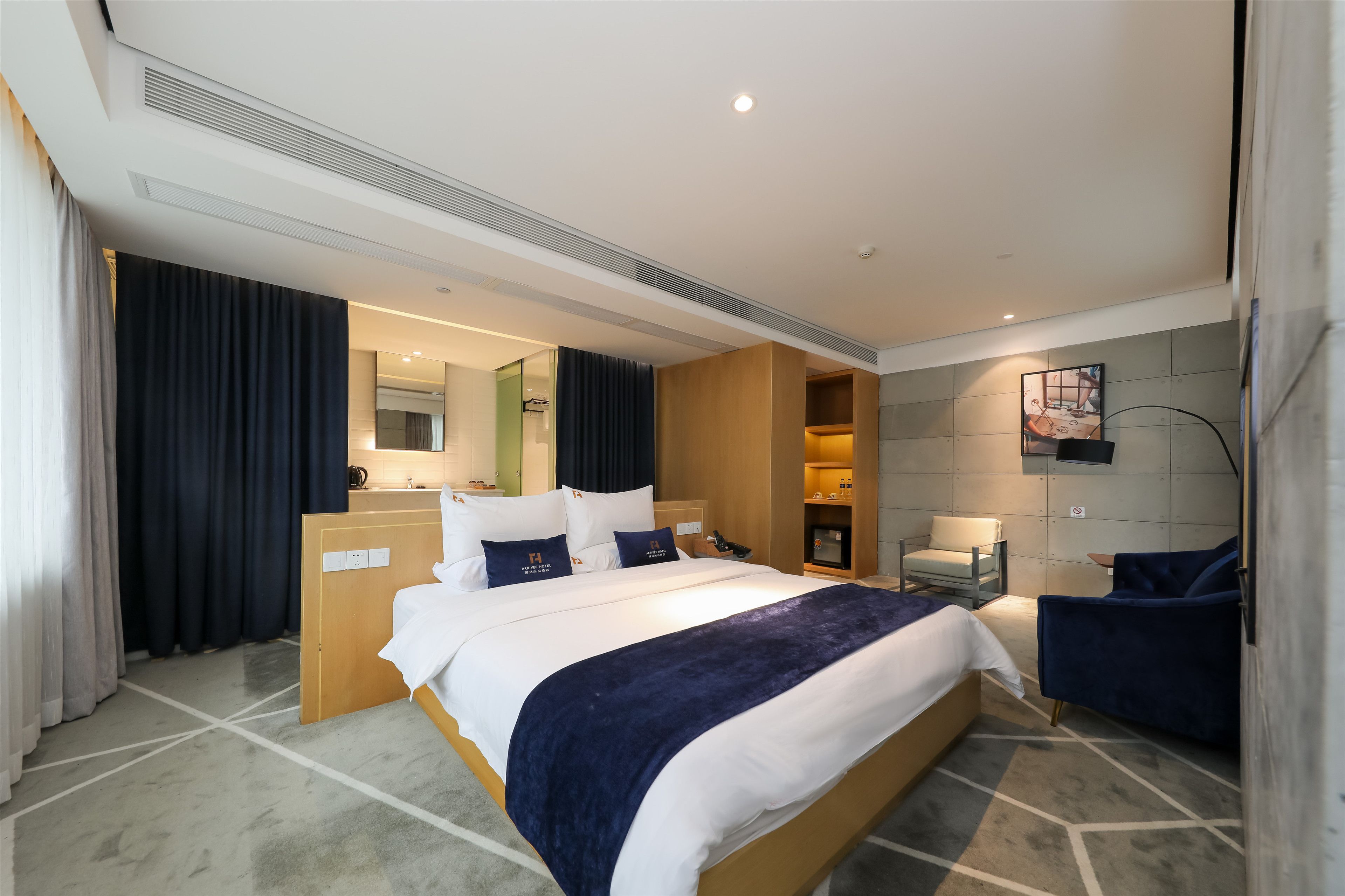 executive suite, 1 king bed | premium bedding, in-room safe, blackout curtains, soundproofing