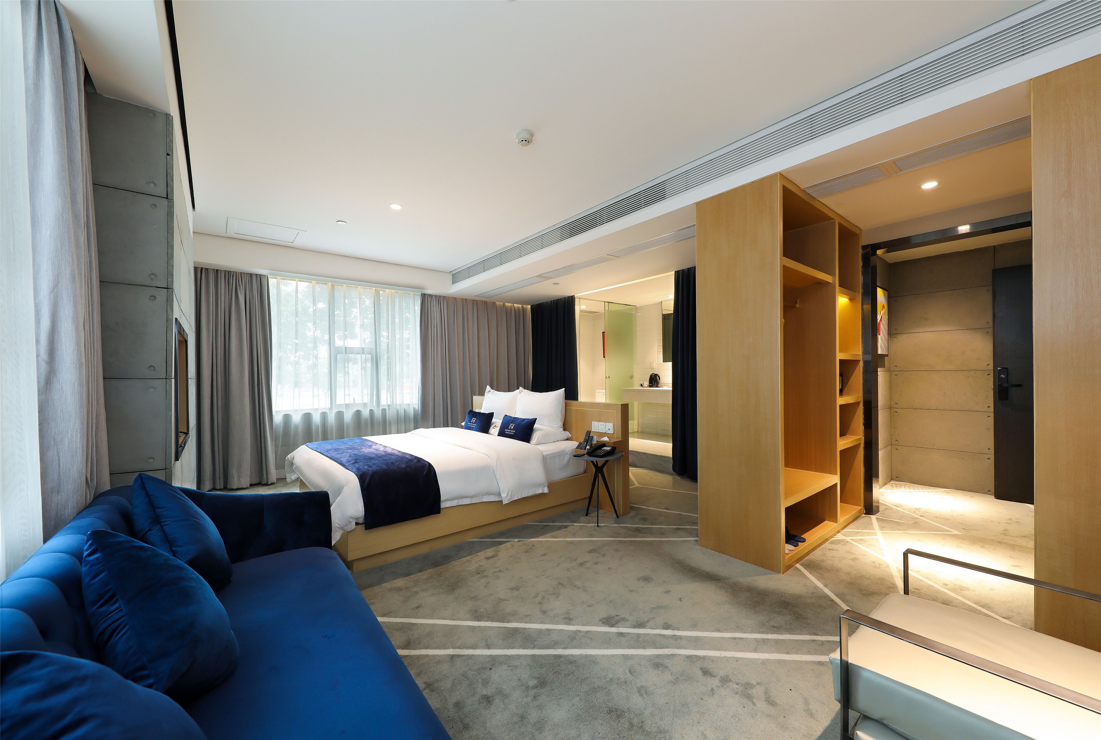 executive suite, 1 king bed | premium bedding, in-room safe, blackout curtains, soundproofing