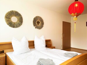 2 chambres, lit parapluie, draps fournis