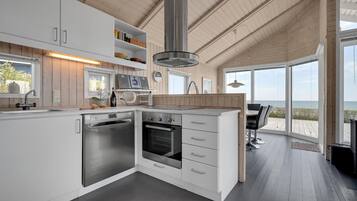 Køleskab, kogeplade, opvaskemaskine, kaffe-/temaskine