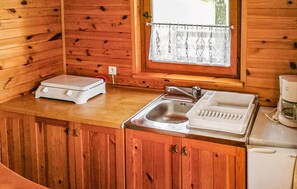 Kühlschrank, Herdplatte, Wasserkocher mit Kaffee-/Teezubehör