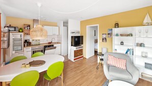 Un apartamento moderno con cocina, comedor y sala de estar.