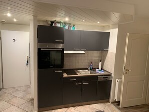 Fridge, oven, dishwasher, coffee/tea maker