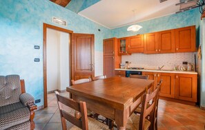 Kühlschrank, Herdplatte, Wasserkocher mit Kaffee-/Teezubehör