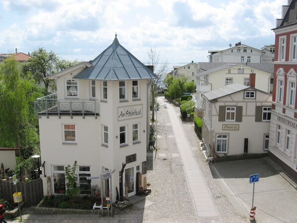 A street view with buildings, including a sign for 'Am Steinbach' and 'Friseursal.'