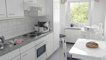 Wasserkocher mit Kaffee-/Teezubehör, Kühlschrank, Ofen, Wasserkocher