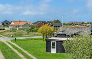 Een woonwijk met huizen, een kleine schuur en een verharde weg.