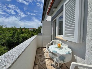 Outdoor dining - Holiday apartment with air conditioning and barbecue (Šilo)