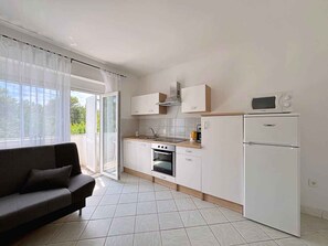 Fridge, microwave, oven, stovetop - Holiday apartment with air conditioning and barbecue (Šilo)