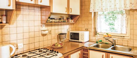 Frigorifero, forno, piano cottura, macchina per tè/caffè