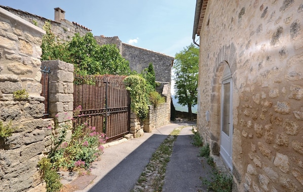 Property grounds - 1 bedroom lovely home in Viens (Viens)