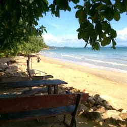 Di pantai, kerusi lepak pantai, bersnorkel, bar pantai