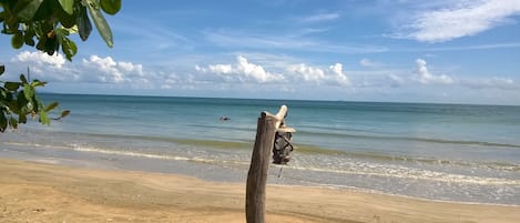 På stranden, solsenger, snorkling og strandbar
