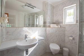 Douche, sèche-cheveux, serviettes fournies