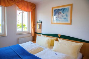 1 Schlafzimmer, Schreibtisch, Bettwäsche