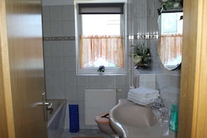 Haartrockner, Handtücher, Seife, Toilettenpapier