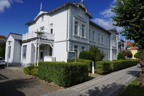 Unclassified image, 3 of 8, button