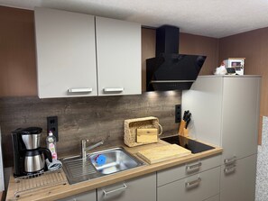 Fridge, oven - Apartment No. 03 (ground floor) -. Pension Ritter - in a quiet location of Groß Zicker (Gager)