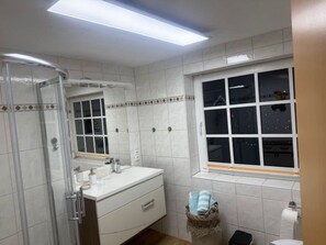 Shower, hair dryer - Apartment No. 03 (ground floor) -. Pension Ritter - in a quiet location of Groß Zicker (Gager)