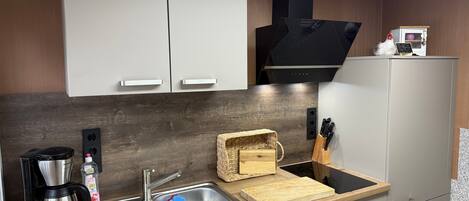 Een koelkast, een oven