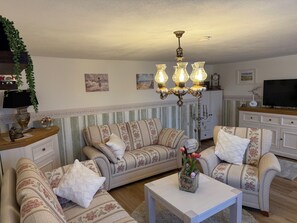 TV, stereo - Apartment No. 03 (first floor) - Pension Ritter - in a quiet location in Groß Zicker (Gager)