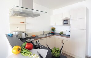 Kühlschrank, Mikrowelle, Herdplatte, Geschirrspüler