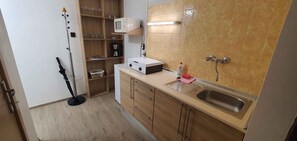 Een koelkast, een microgolfoven, een kookplaat