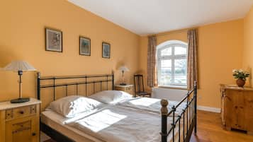 3 bedrooms, travel crib, WiFi, bed sheets
