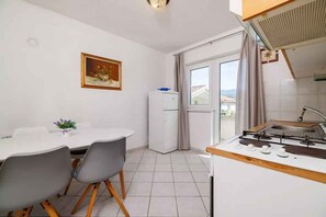 Fridge, oven, stovetop, coffee/tea maker