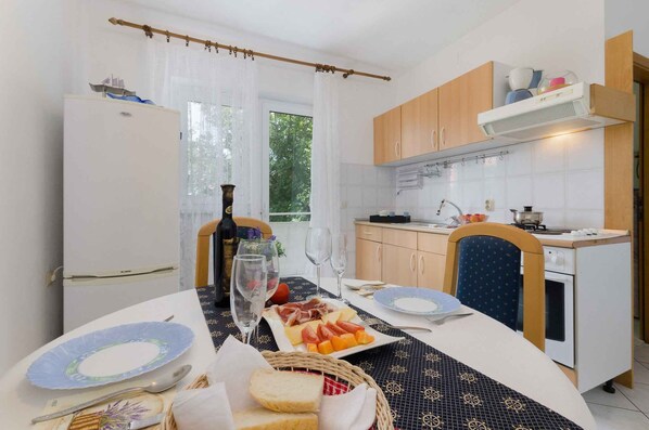 Fridge, oven, stovetop, coffee/tea maker