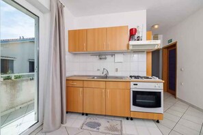 Kühlschrank, Ofen, Herdplatte, Wasserkocher mit Kaffee-/Teezubehör