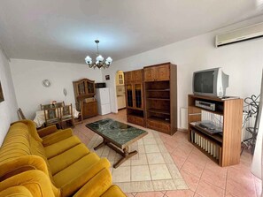 TV - Holiday apartment only 300m from the beach with pool (Keszthely)