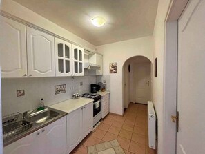 Réfrigérateur, four, plaque de cuisson, cafetière/bouilloire