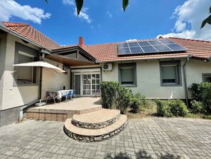 Outdoor dining - Holiday apartment only 300m from the beach with pool (Keszthely)