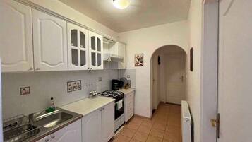 Kylskåp, ugn, spishäll och grytor/köksredskap