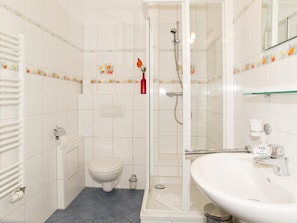 A bathroom with a shower, toilet, and sink. - Villa Frohsinn (Heringsdorf)