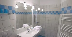 Dusj, hårføner og håndklær