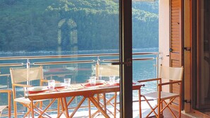 A table set for two with a view of the sea and a mountainous landscape. - Lovely apartment in Labin with WiFi (Labin)