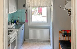 Kühlschrank, Herdplatte, Wasserkocher mit Kaffee-/Teezubehör