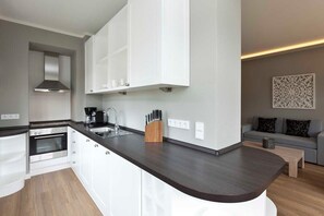 Kühlschrank, Ofen, Geschirrspüler, Wasserkocher mit Kaffee-/Teezubehör