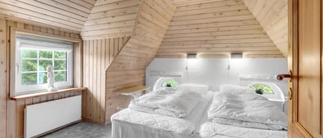 4 bedrooms, travel crib, free WiFi