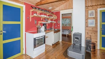 Jääkaappi, uuni, liesi, kahvin-/teenkeitin