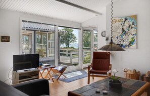 Fernseher, Kamin, DVD-Player, Tischfußball