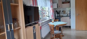 Refrigerador, microondas, cafetera y tetera y tetera eléctrica 