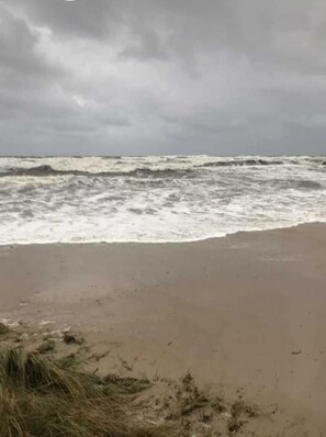 Unclassified image, 2 of 73, button