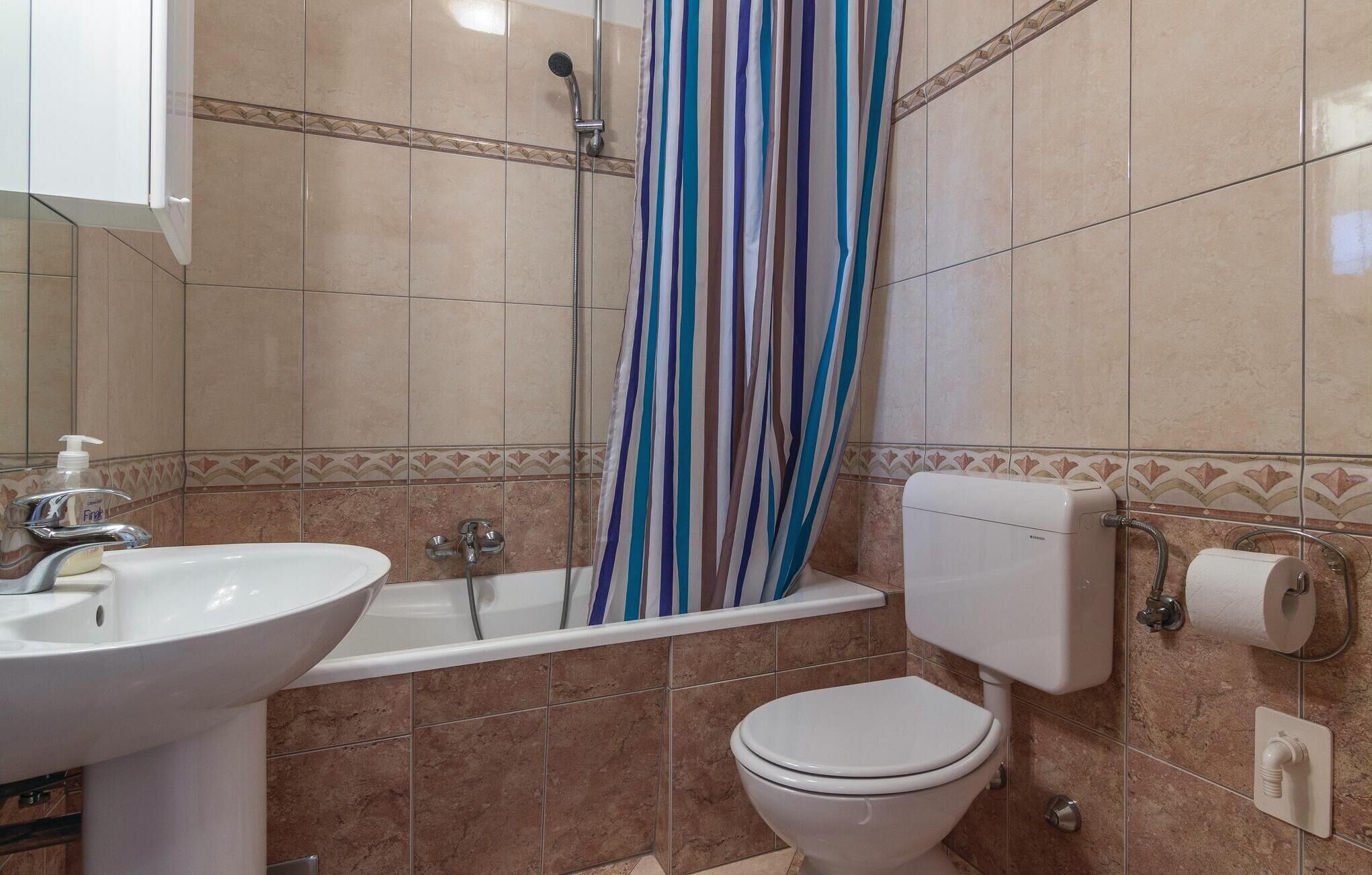 Une salle de bain avec une baignoire, un lavabo et des toilettes.