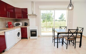 Réfrigérateur, micro-ondes, plaque de cuisson, lave-vaisselle