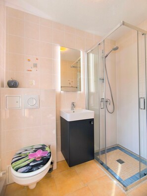 Shower, towels - Rügen-Fewo 123 - apartment (Patzig on Rügen)