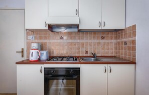 Fridge, stovetop, coffee/tea maker